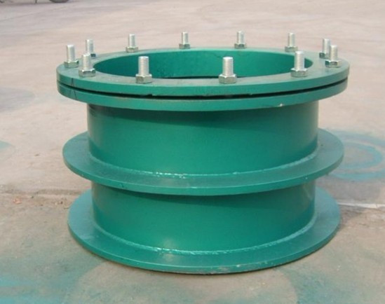 良好柔性<a href=http://www.m.hellowinter.com.cn target=_blank class=infotextkey>防水套管</a>供貨現(xiàn)場(chǎng)